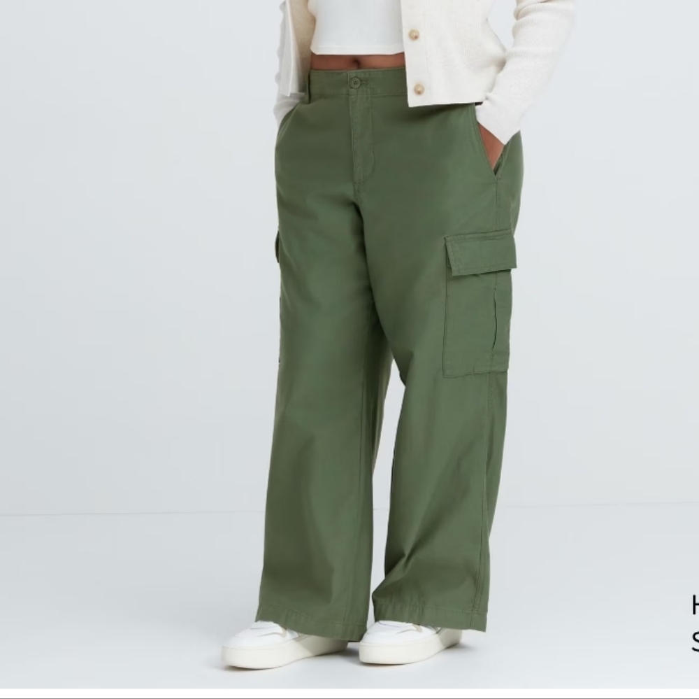 EUC UNIQLO Wide Straight Cargo Pants color Green
